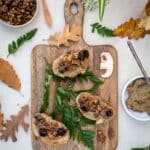 Découvrez cette recette de toasts à la crème de cèpes et châtaignes caramélisées, idéale pour un apéro vegan pour le Réveillon de Noël !