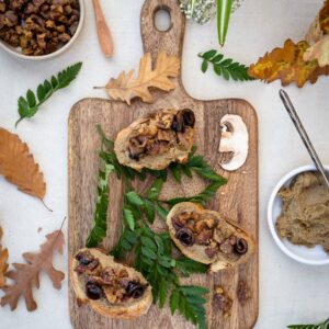 Découvrez cette recette de toasts à la crème de cèpes et châtaignes caramélisées, idéale pour un apéro vegan pour le Réveillon de Noël !
