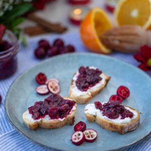 Une jolie idée de toasts végétariens pour un Noël sans viande ! Recette à base de relish de cranberries et de chèvre frais, un vrai régal !
