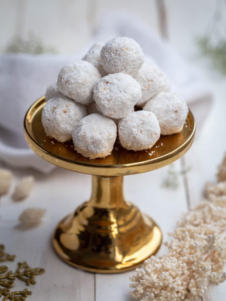 Des truffes véganes à la noix de coco, simples et délicieuses, ces mignardises inspirée par les fameux Raffaello sont à déguster à tout moment de la journée et peuvent également accompagner votre café ou votre thé.