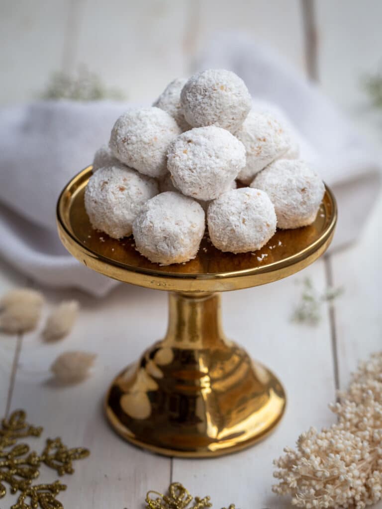 Des truffes véganes à la noix de coco, simples et délicieuses, ces mignardises inspirée par les fameux Raffaello sont à déguster à tout moment de la journée et peuvent également accompagner votre café ou votre thé.