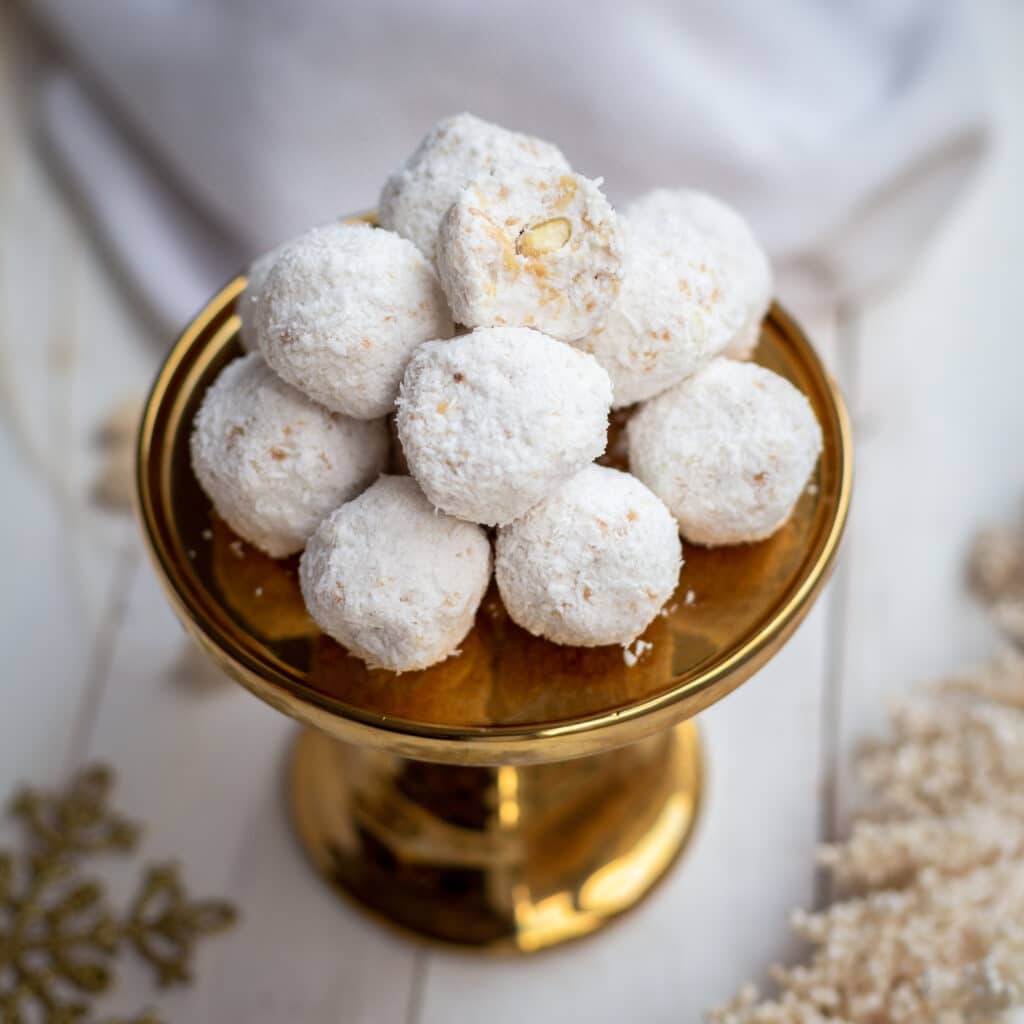 Des truffes véganes à la noix de coco, simples et délicieuses, ces mignardises inspirée par les fameux Raffaello sont à déguster à tout moment de la journée et peuvent également accompagner votre café ou votre thé.