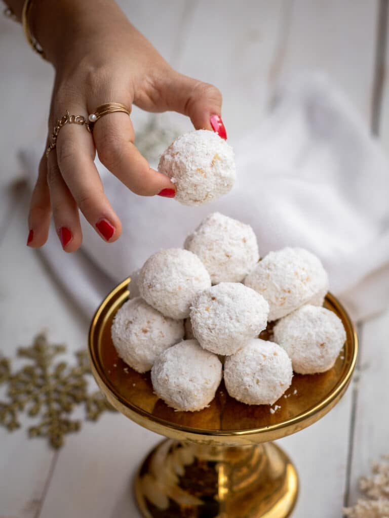 Des truffes véganes à la noix de coco, simples et délicieuses, ces mignardises inspirée par les fameux Raffaello sont à déguster à tout moment de la journée et peuvent également accompagner votre café ou votre thé.