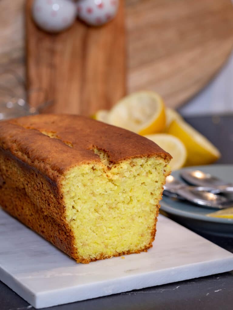 Ma recette préférée de cake au citron faite avec des citrons fraîchement pressés, du yaourt à la noix de coco et un ingrédient secret qui lui donne cette magnifique couleur jaune. Il est si moelleux et avec ce goût de citron bien prononcé, qu’on ne peut plus s’en passer...