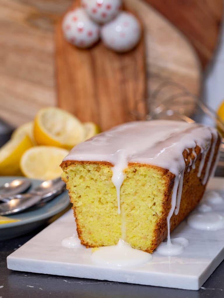 Ma recette préférée de cake au citron faite avec des citrons fraîchement pressés, du yaourt à la noix de coco et un ingrédient secret qui lui donne cette magnifique couleur jaune. Il est si moelleux et avec ce goût de citron bien prononcé, qu’on ne peut plus s’en passer...