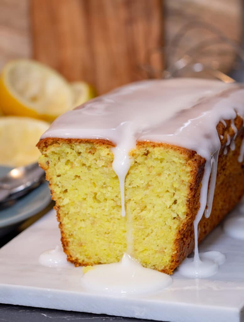 Ma recette préférée de cake au citron faite avec des citrons fraîchement pressés, du yaourt à la noix de coco et un ingrédient secret qui lui donne cette magnifique couleur jaune. Il est si moelleux et avec ce goût de citron bien prononcé, qu’on ne peut plus s’en passer...