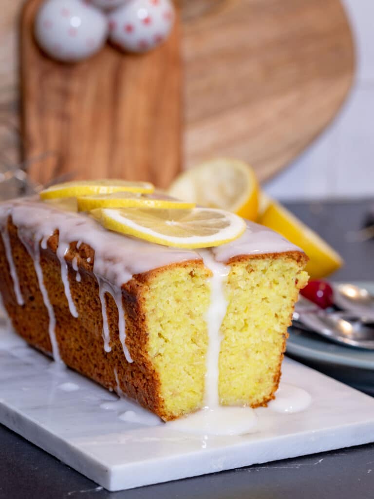 Ma recette préférée de cake au citron faite avec des citrons fraîchement pressés, du yaourt à la noix de coco et un ingrédient secret qui lui donne cette magnifique couleur jaune. Il est si moelleux et avec ce goût de citron bien prononcé, qu’on ne peut plus s’en passer...