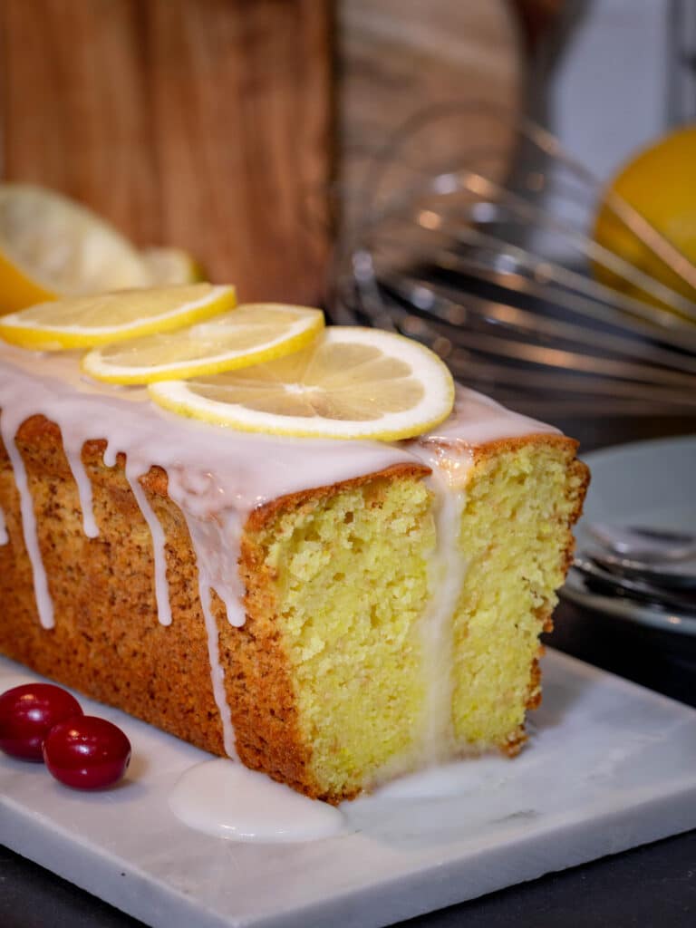 Ma recette préférée de cake au citron faite avec des citrons fraîchement pressés, du yaourt à la noix de coco et un ingrédient secret qui lui donne cette magnifique couleur jaune. Il est si moelleux et avec ce goût de citron bien prononcé, qu’on ne peut plus s’en passer...
