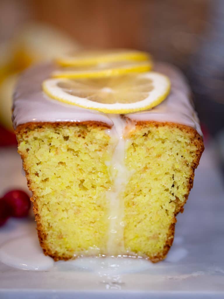 Ma recette préférée de cake au citron faite avec des citrons fraîchement pressés, du yaourt à la noix de coco et un ingrédient secret qui lui donne cette magnifique couleur jaune. Il est si moelleux et avec ce goût de citron bien prononcé, qu’on ne peut plus s’en passer...