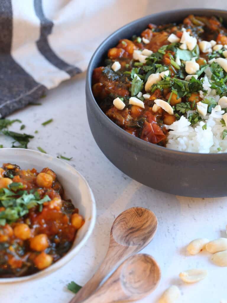 Une recette végan et sans gluten de ragoût de pois chiches aux épinards et beurre de cacahuète façon curry !
Simple, efficace, recette parfaite pour le confinement (ou pas d'ailleurs) !