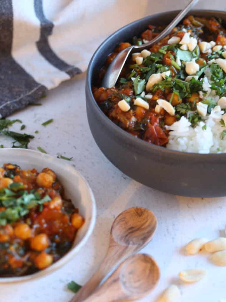 Une recette végan et sans gluten de ragoût de pois chiches aux épinards et beurre de cacahuète façon curry !
Simple, efficace, recette parfaite pour le confinement (ou pas d'ailleurs) !