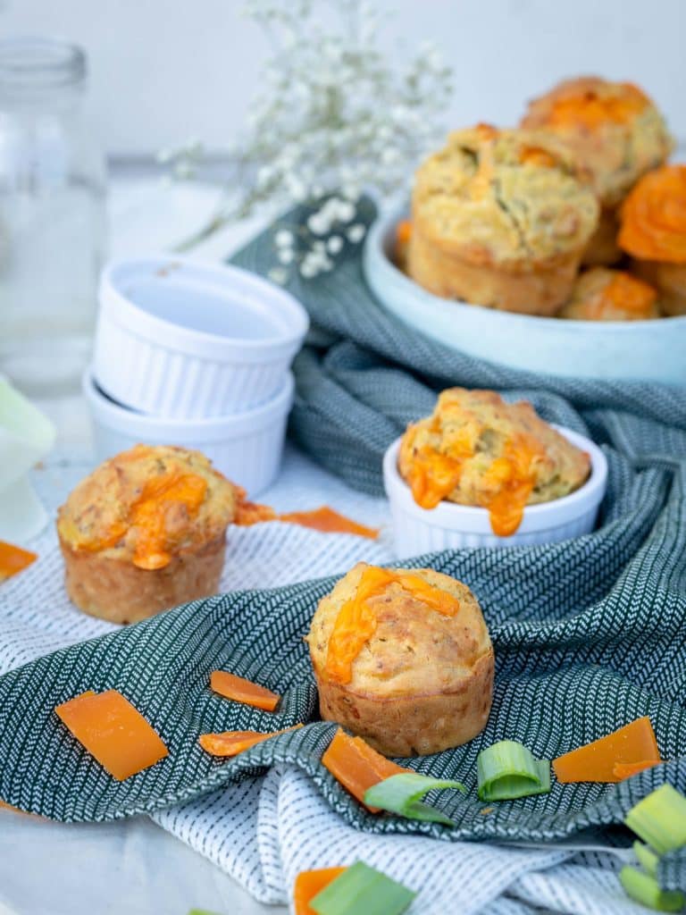 Une recette de muffins salés et végétariens garnis aux poireaux et à la mimolette ! 