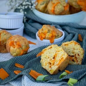 Une recette de muffins salés et végétariens garnis aux poireaux et à la mimolette !