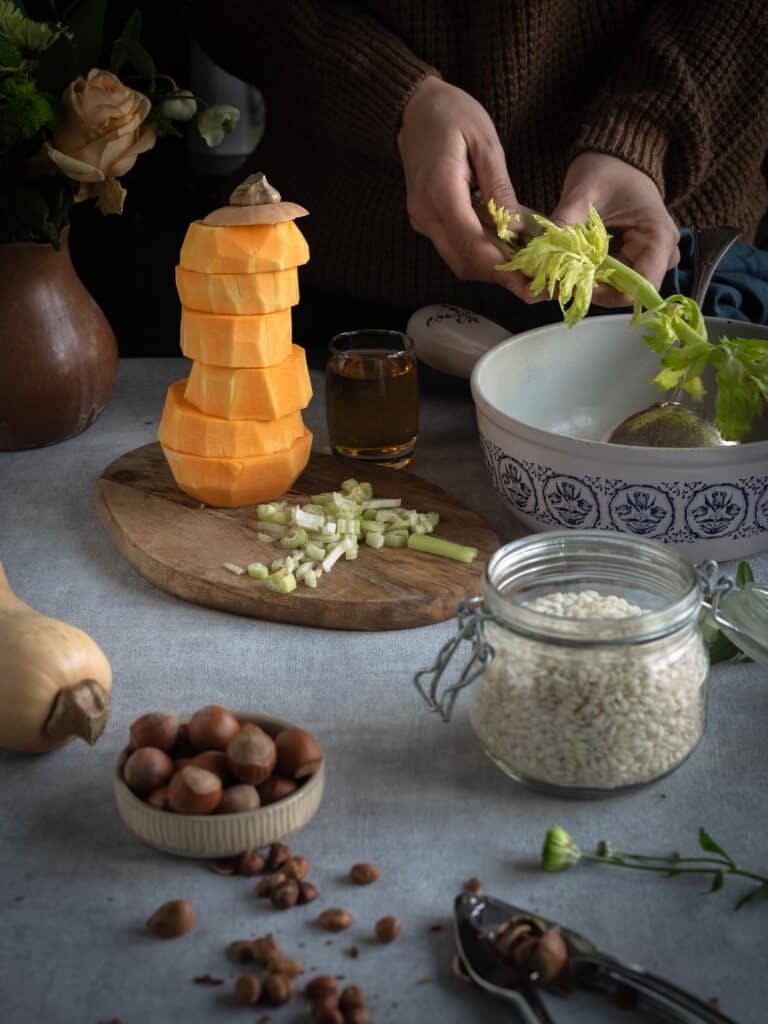 Une recette de risotto vegan à la courge butternut et aux noisettes concassées ! Réconfortant et facile à faire :)