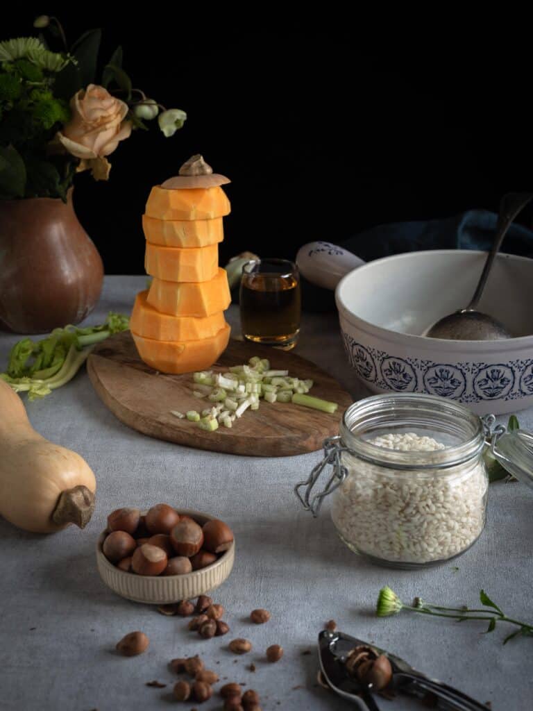 Une recette de risotto vegan à la courge butternut et aux noisettes concassées ! Réconfortant et facile à faire :)
