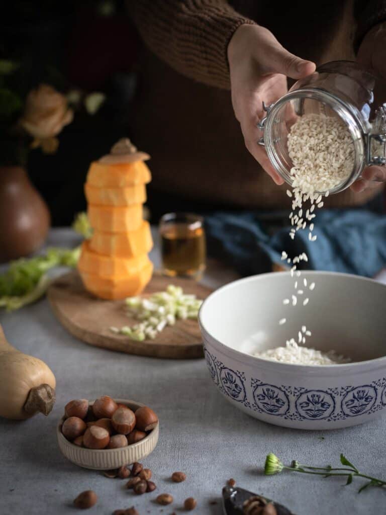 Une recette de risotto vegan à la courge butternut et aux noisettes concassées ! Réconfortant et facile à faire :)