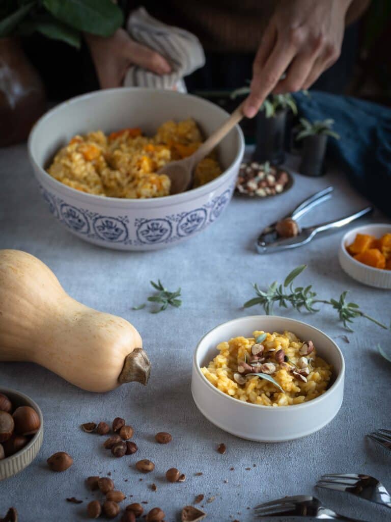 Une recette de risotto vegan à la courge butternut et aux noisettes concassées ! Réconfortant et facile à faire :)