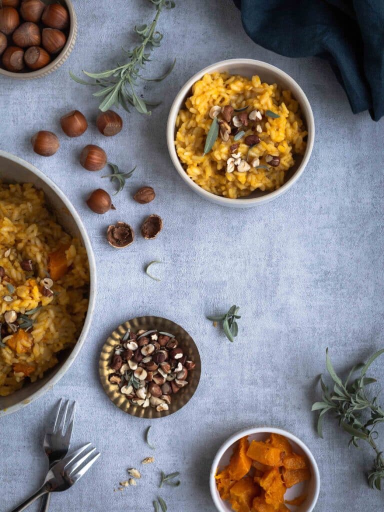Une recette de risotto vegan à la courge butternut et aux noisettes concassées ! Réconfortant et facile à faire :)