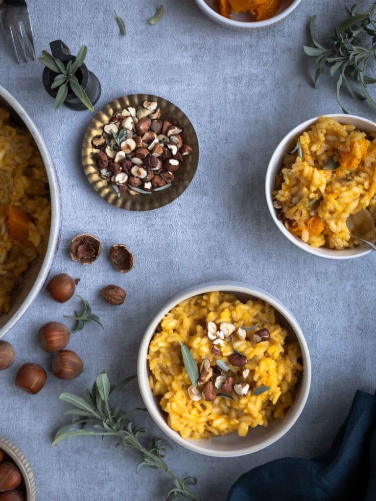 Une recette de risotto vegan à la courge butternut et aux noisettes concassées ! Réconfortant et facile à faire :)