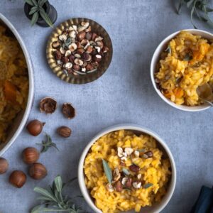 Une recette de risotto vegan à la courge butternut et aux noisettes concassées ! Réconfortant et facile à faire :)