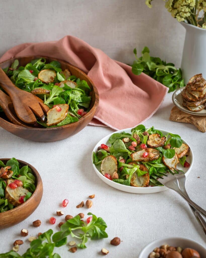 Découvrez une recette super facile de salade d'hiver avec de la mâche, des topinambours rôtis et de la grenade ! Un délice vegan, sain et léger !