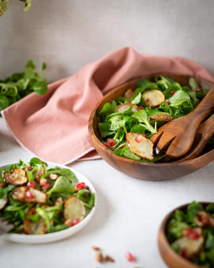 Découvrez une recette super facile de salade d'hiver avec de la mâche, des topinambours rôtis et de la grenade ! Un délice vegan, sain et léger !