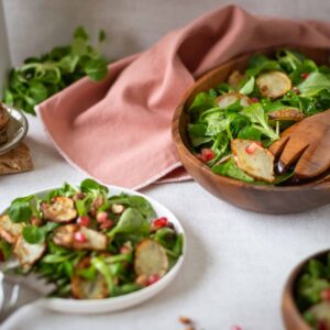 Découvrez une recette super facile de salade d'hiver avec de la mâche, des topinambours rôtis et de la grenade ! Un délice vegan, sain et léger !