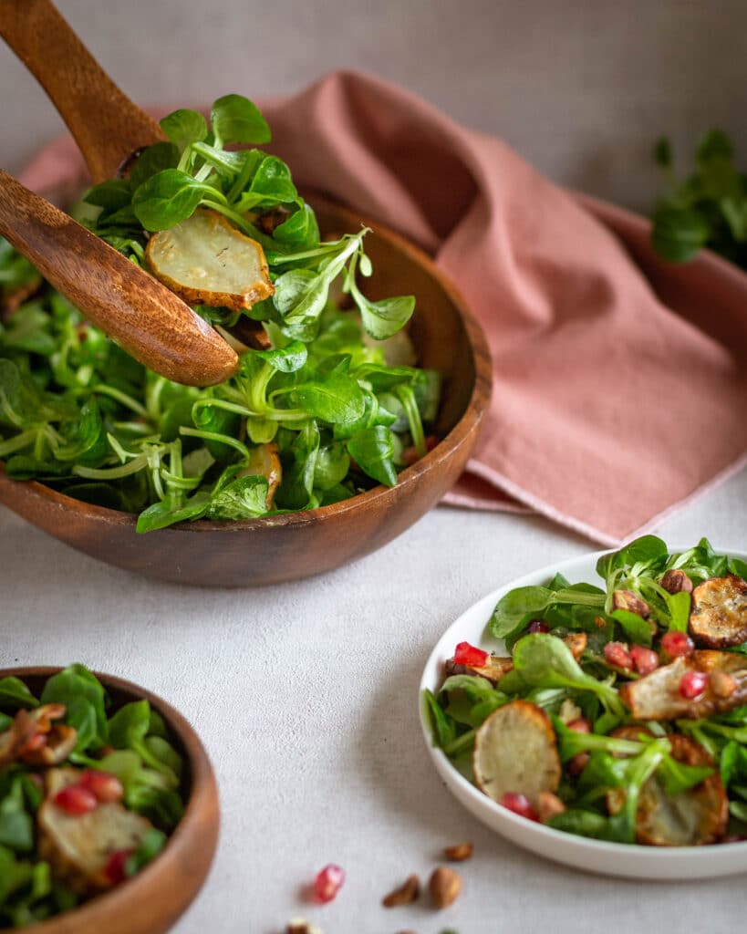 Découvrez une recette super facile de salade d'hiver avec de la mâche, des topinambours rôtis et de la grenade ! Un délice vegan, sain et léger !