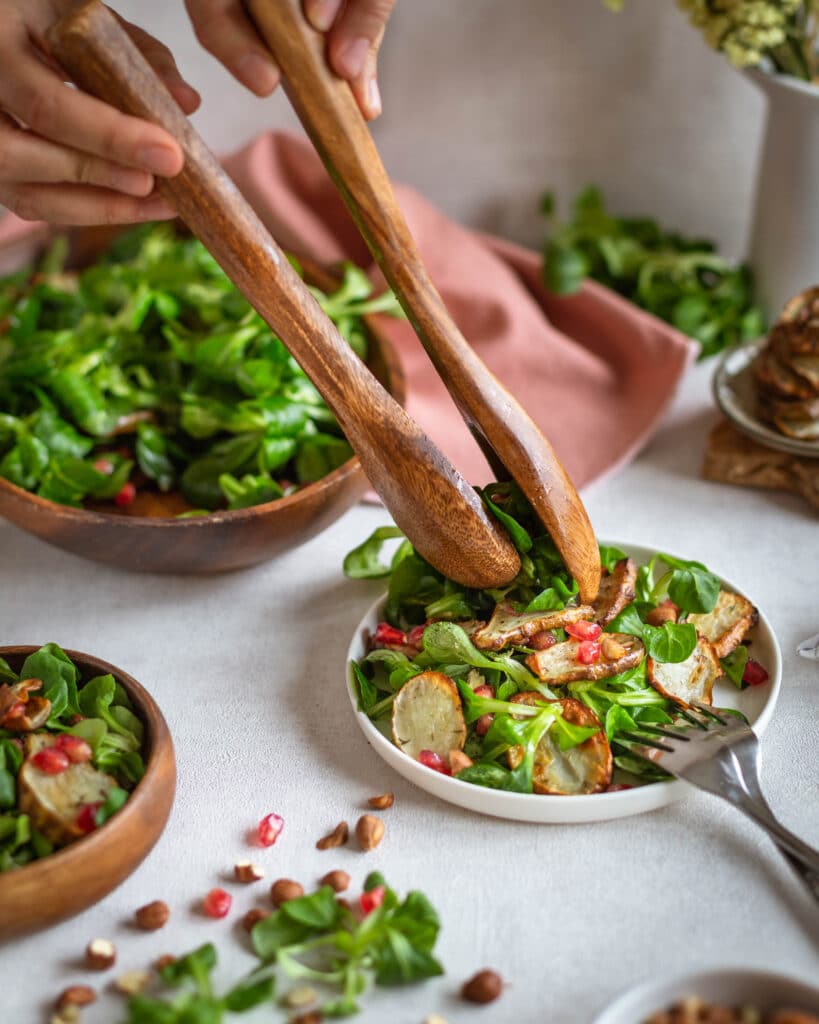 Découvrez une recette super facile de salade d'hiver avec de la mâche, des topinambours rôtis et de la grenade ! Un délice vegan, sain et léger !