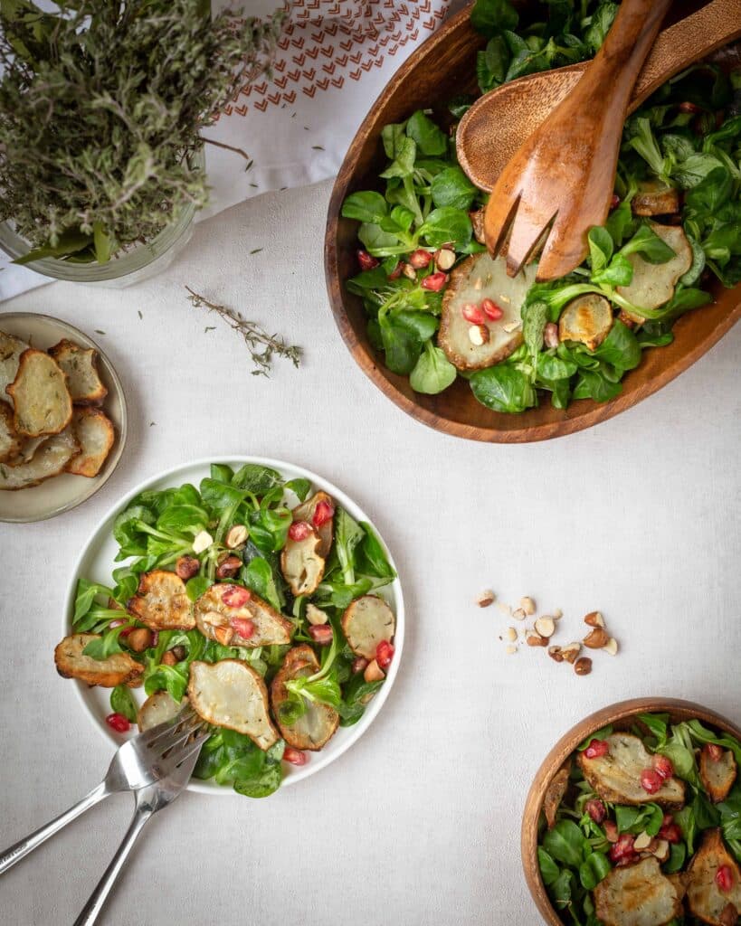 Découvrez une recette super facile de salade d'hiver avec de la mâche, des topinambours rôtis et de la grenade ! Un délice vegan, sain et léger !