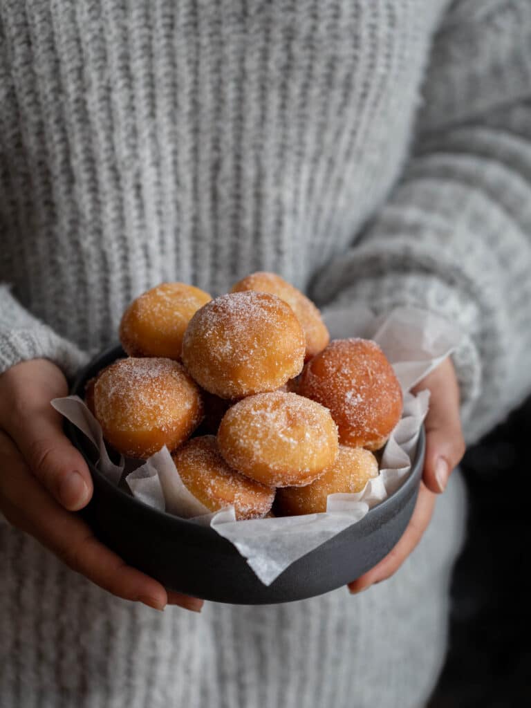 Des mini beignets de carnaval pour Mardi gras ultra moelleux ! Natures ou fourrés au chocolat, recouverts d’une fine couche de sucre, ils sont absolument délicieux et complètement addictifs !