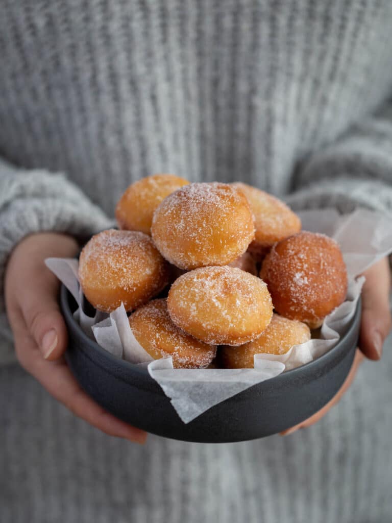 Des mini beignets de carnaval pour Mardi gras ultra moelleux ! Natures ou fourrés au chocolat, recouverts d’une fine couche de sucre, ils sont absolument délicieux et complètement addictifs !