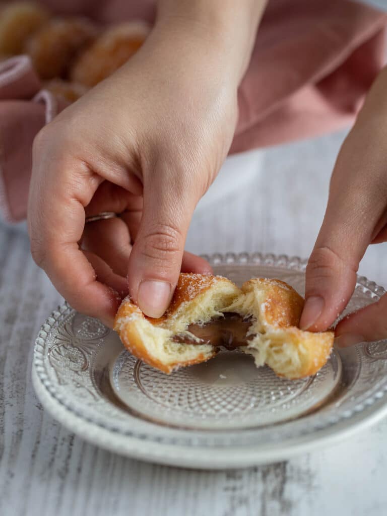 Des mini beignets de carnaval pour Mardi gras ultra moelleux ! Natures ou fourrés au chocolat, recouverts d’une fine couche de sucre, ils sont absolument délicieux et complètement addictifs !