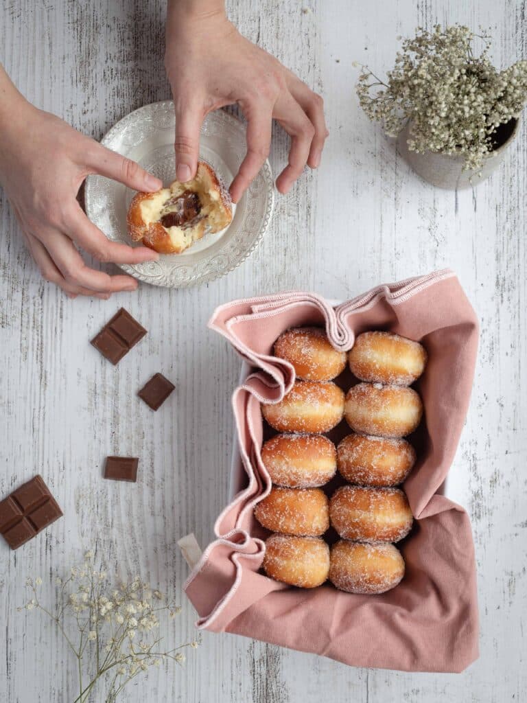 Des mini beignets de carnaval pour Mardi gras ultra moelleux ! Natures ou fourrés au chocolat, recouverts d’une fine couche de sucre, ils sont absolument délicieux et complètement addictifs !