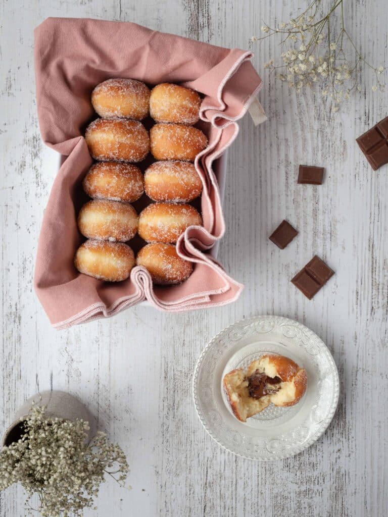 Des mini beignets de carnaval pour Mardi gras ultra moelleux ! Natures ou fourrés au chocolat, recouverts d’une fine couche de sucre, ils sont absolument délicieux et complètement addictifs !