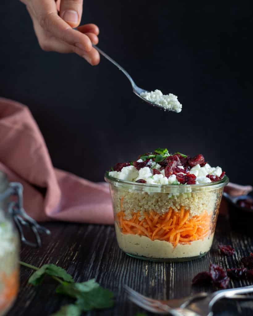 Découvrez la recette de cette salade d'hiver, au houmous, quinoa et cranberries séchées !