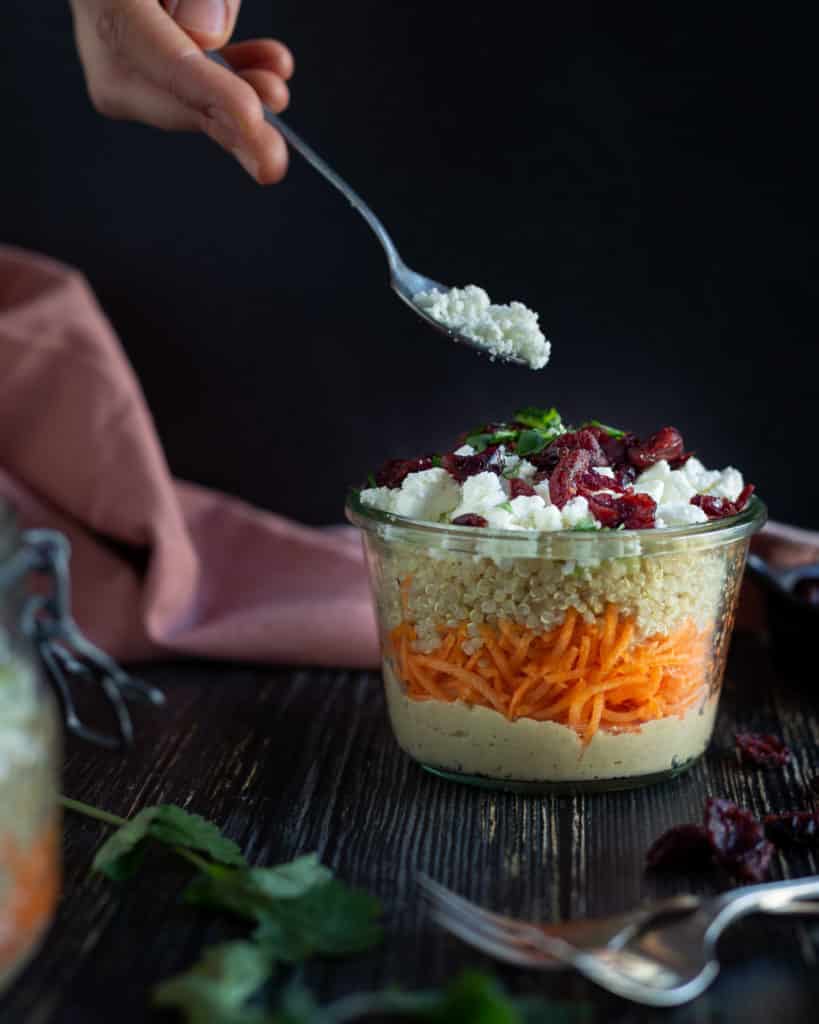 Découvrez la recette de cette salade d'hiver, au houmous, quinoa et cranberries séchées !