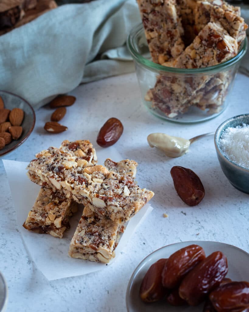 Des barres énergétiques aux fruits secs et aux noix faciles à préparer avec seulement 8 ingrédients. Faciles à préparer, ultra saine, véganes et sans gluten.