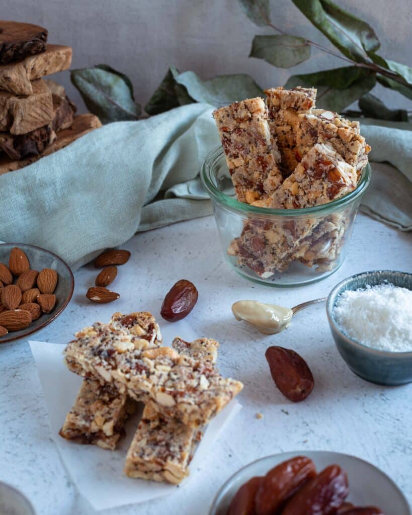 Des barres énergétiques aux fruits secs et aux noix faciles à préparer avec seulement 8 ingrédients. Faciles à préparer, ultra saine, véganes et sans gluten.