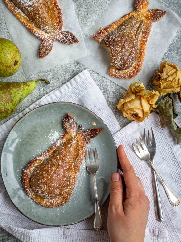 Ces poires feuilletées sont la définition même du dessert simple, rapide et délicieux (et super stylé aussi). Laissez vous séduire par le fondant des poires à la vanille et le croustillant de la pâte feuilletée sucrée.