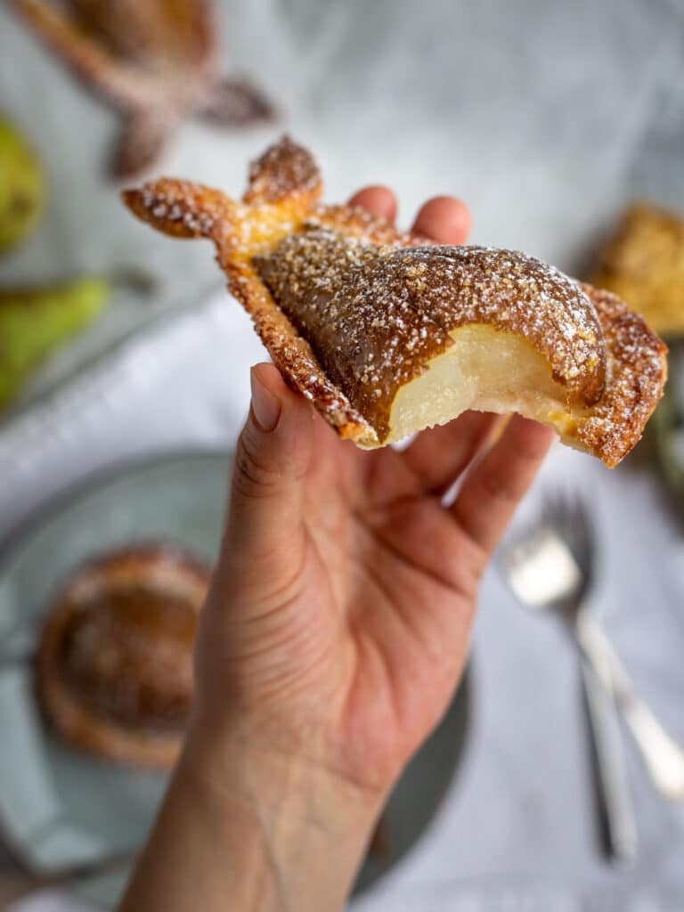 Ces poires feuilletées sont la définition même du dessert simple, rapide et délicieux (et super stylé aussi). Laissez vous séduire par le fondant des poires à la vanille et le croustillant de la pâte feuilletée sucrée.