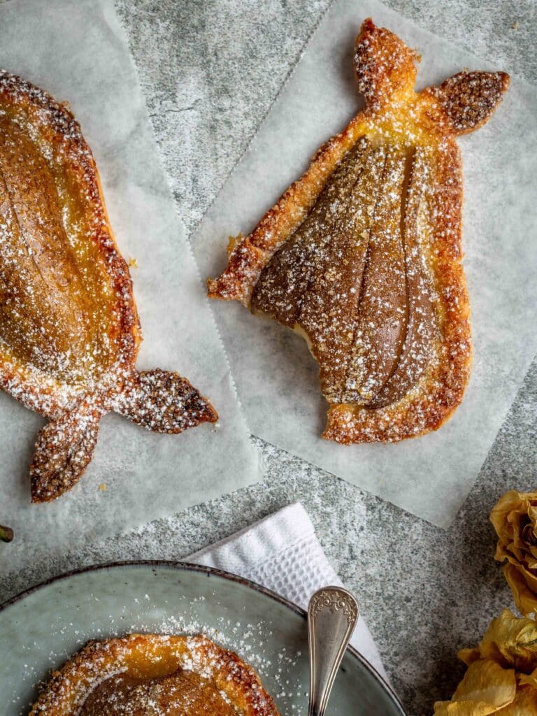 Ces poires feuilletées sont la définition même du dessert simple, rapide et délicieux (et super stylé aussi). Laissez vous séduire par le fondant des poires à la vanille et le croustillant de la pâte feuilletée sucrée.