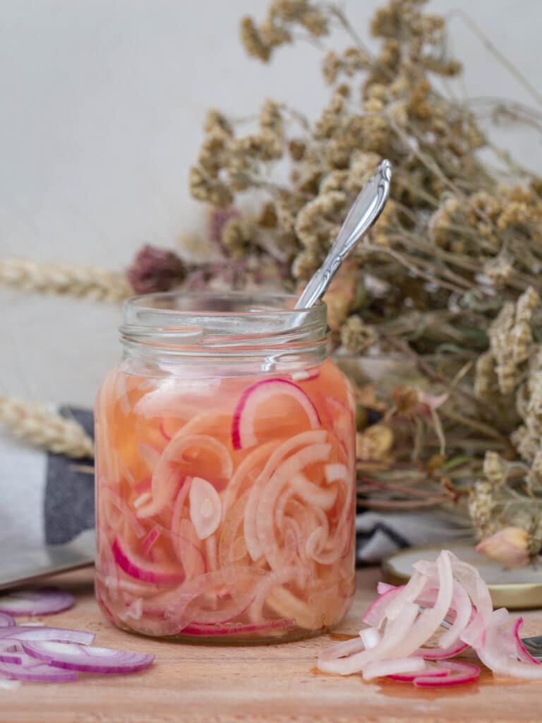 Une recette super simple et rapide de petits oignons doux au vinaigre ! Végétalien et Sans Gluten.