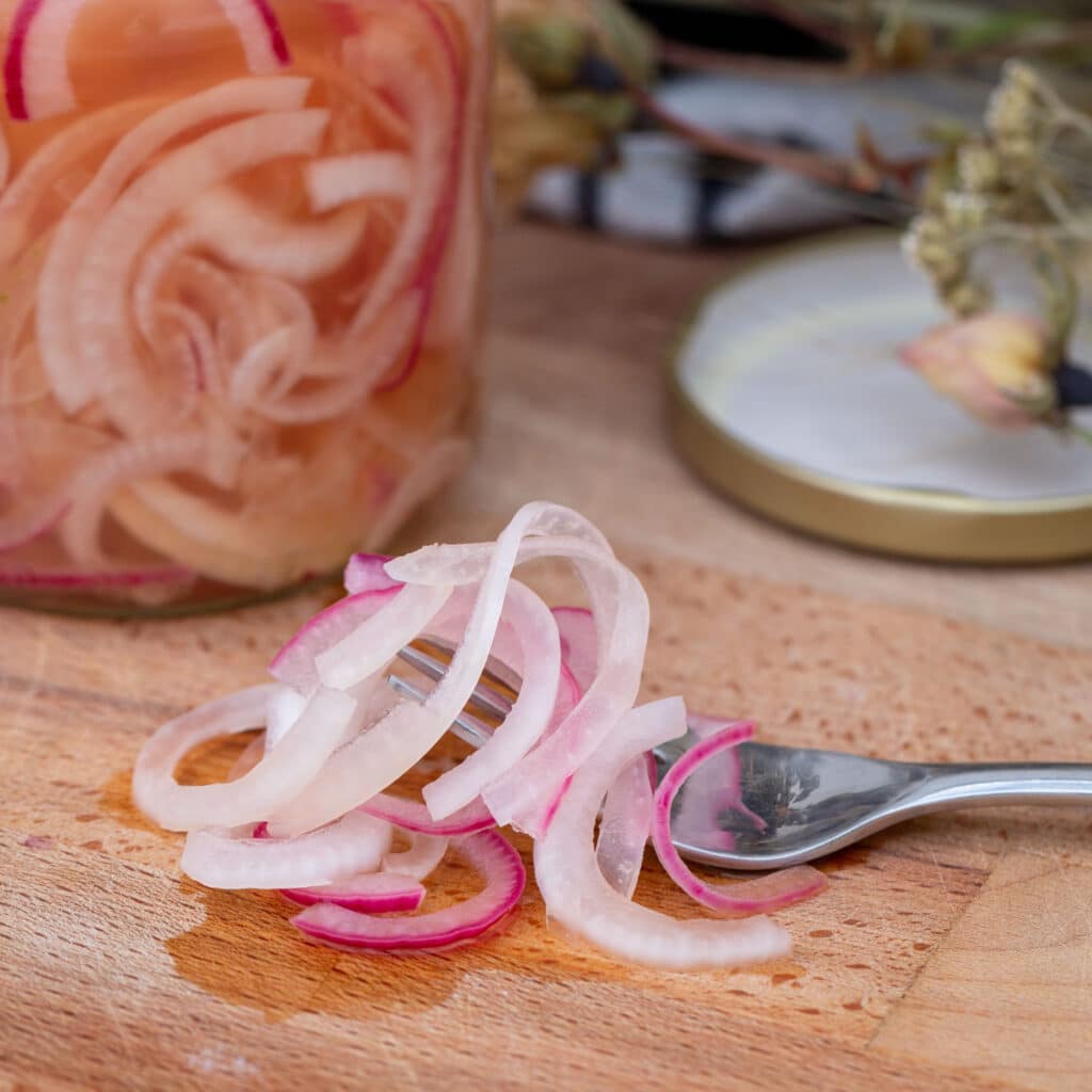 Une recette super simple et rapide de petits oignons doux au vinaigre ! Végétalien et Sans Gluten.
