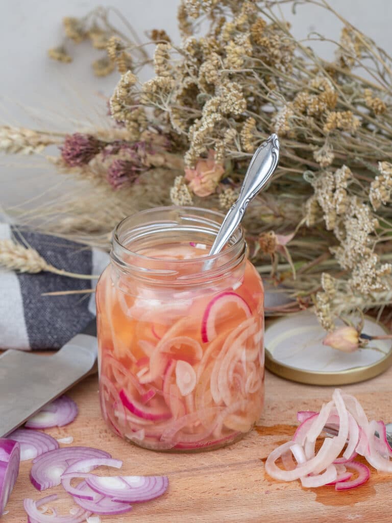 Une recette super simple et rapide de petits oignons doux au vinaigre ! Végétalien et Sans Gluten.
