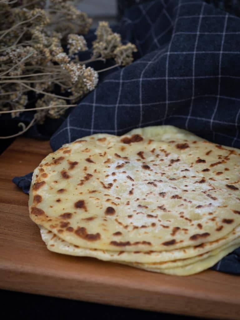 Une recette super simple de tortillas archi moelleuses, à base de pomme de terres, sans temps de repos ! Recette vegan