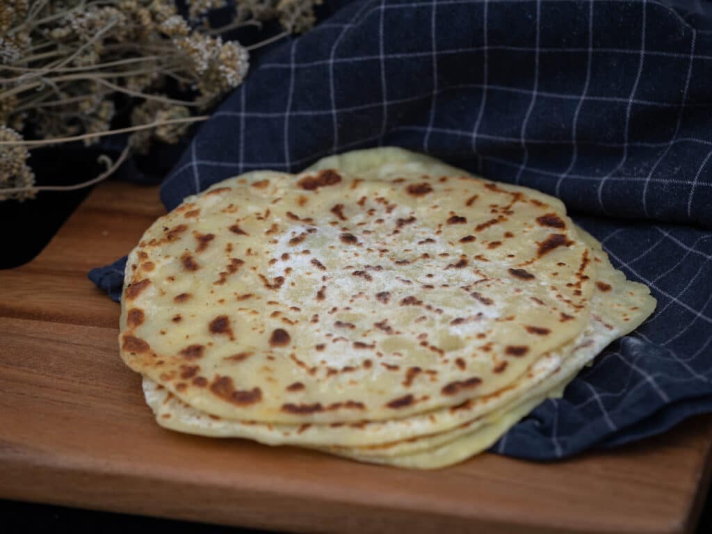 Une recette super simple de tortillas archi moelleuses, à base de pomme de terres, sans temps de repos ! Recette vegan