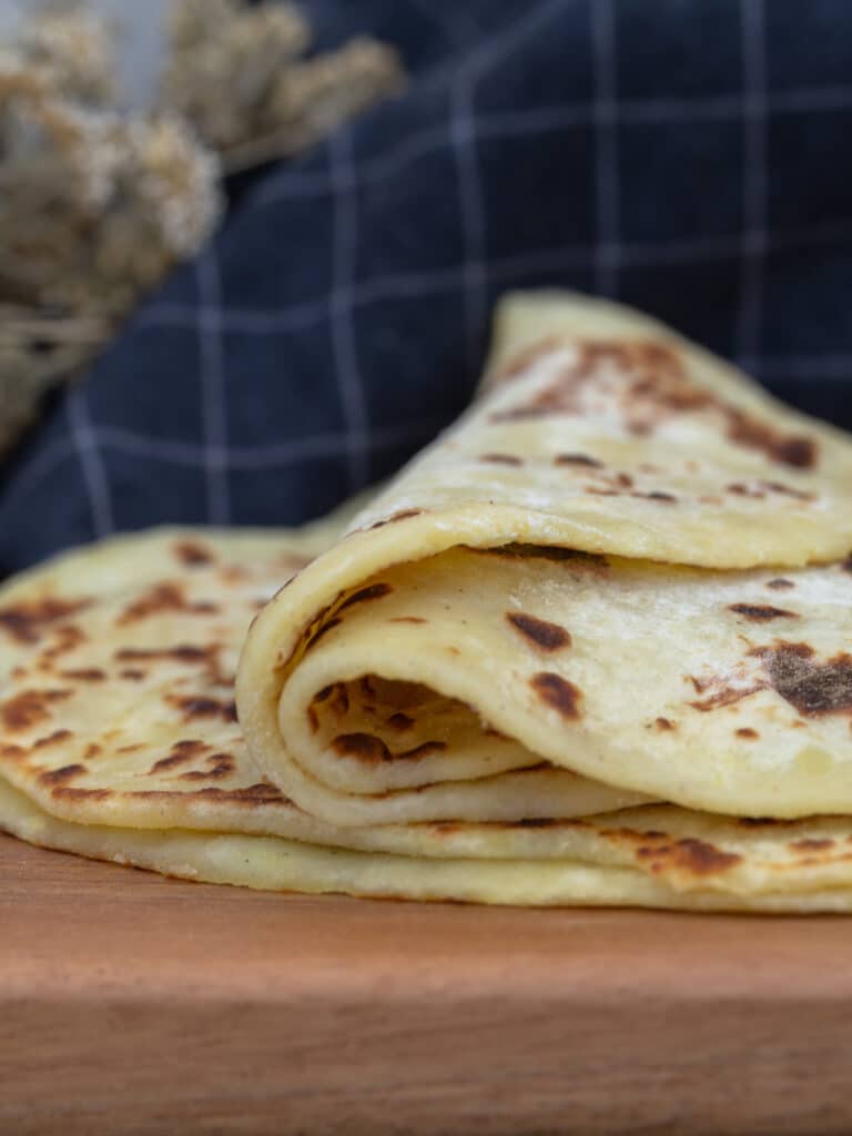 Une recette super simple de tortillas archi moelleuses, à base de pomme de terres, sans temps de repos ! Recette vegan