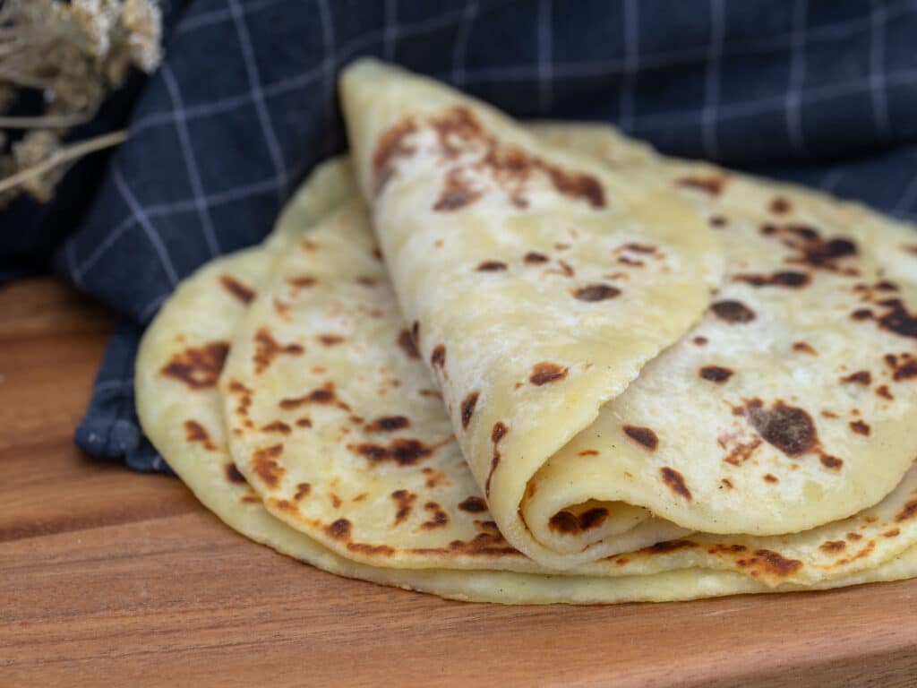 Une recette super simple de tortillas archi moelleuses, à base de pomme de terres, sans temps de repos ! Recette vegan