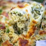 l y a des jours comme ça… on a besoin de réconfort… et perso, aujourd’hui, je ne dis pas non à un peu de réconfort dans mon assiette ! Ce gratin de pâtes végétarien aux 3 fromages, aux artichauts et épinards est fait pour ça ! Je dirai même que c’est sa raison d’être !